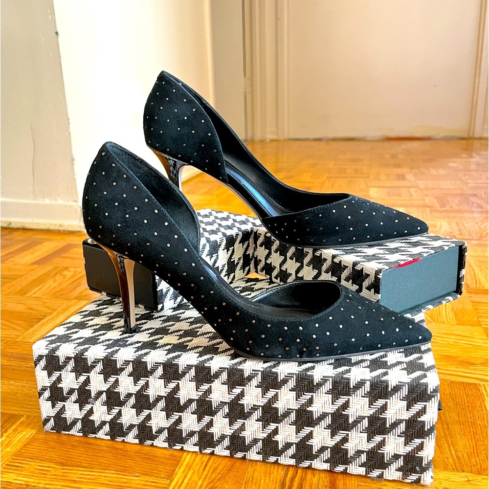 Black pump shoes